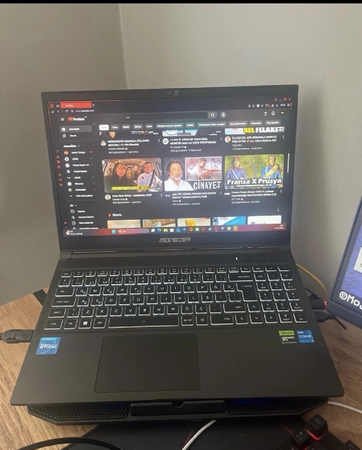 Monster RTX 4050 / i5-13500H / 32GB RAM / 1TB GEN4 SSD