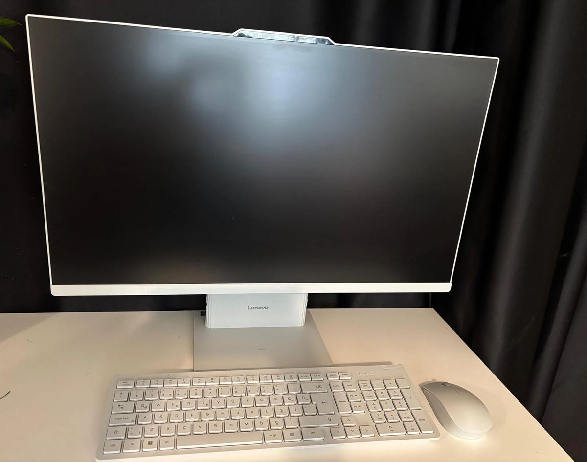 Lenovo IdeaCentre 27ARR9 Ryzen 7 7735HS 32GB 512GB 27" FHD