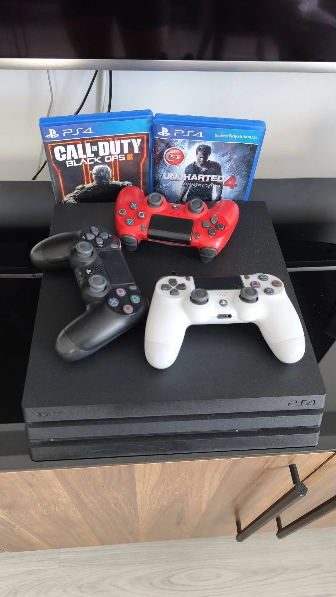 PS4 pro 1 TB Cuh7216B içi açılmamış, 3 orijinal kol, 2 oyun