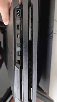 PS4 pro 1 TB Cuh7216B içi açılmamış, 3 orijinal kol, 2 oyun - görsel 3