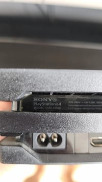 PS4 pro 1 TB Cuh7216B içi açılmamış, 3 orijinal kol, 2 oyun - görsel 2