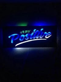 Stay Positive LED Işıklı Ahşap Tablo 50X21CM - görsel 2