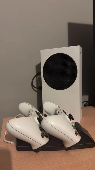 Xbox Series S çift kol ve şarj istasyonu