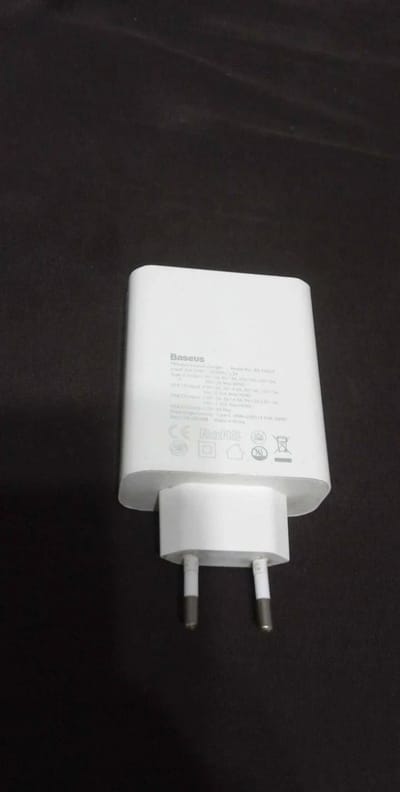 BASEUS BEYAZ ŞARJ ALETİ 60W